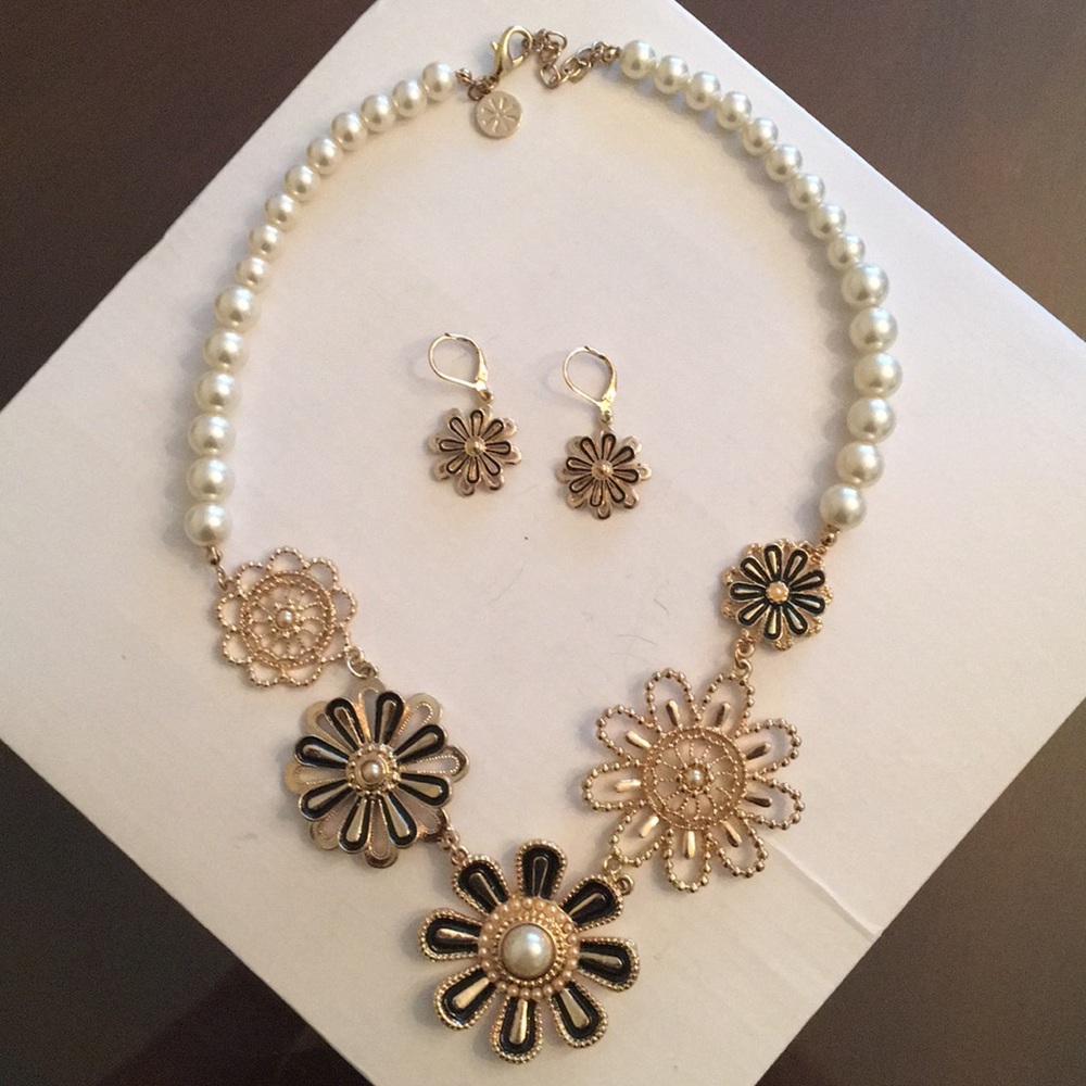 Isaac Mizrahi Pearl/Floral necklace&earrings set